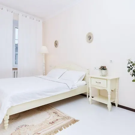 Apartment Nezavisimosti 14 *
